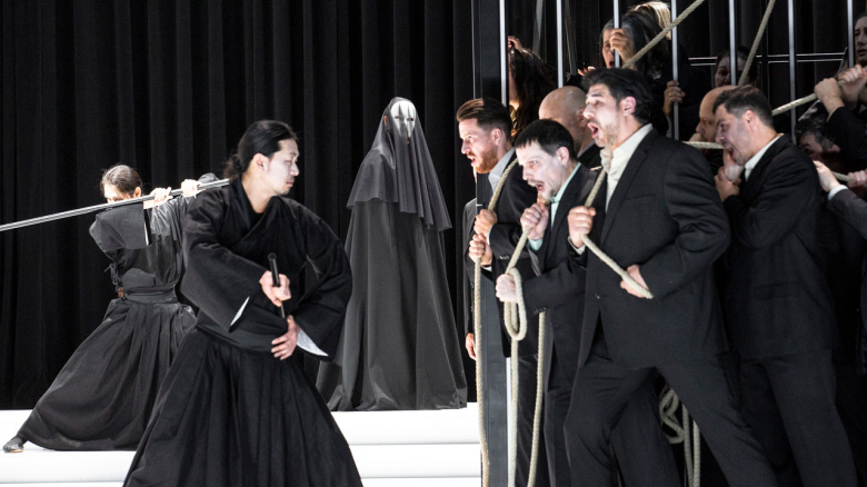 Elza van den Heever (Turandot; verhüllt im Hintergrund), Ensemble