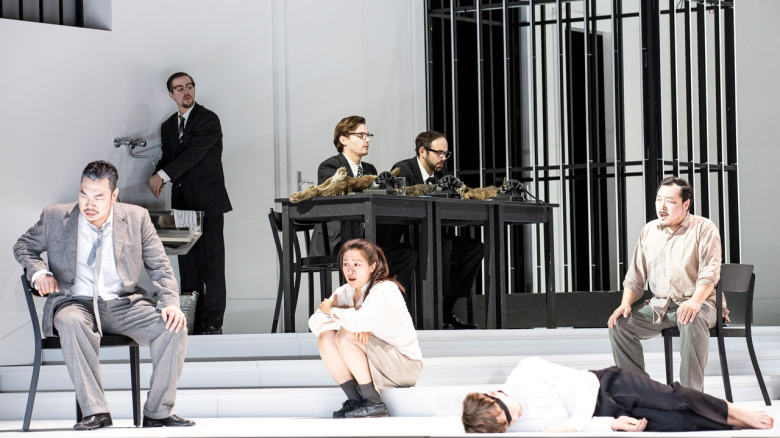 vorne Inho Jeong (Timur; sitzend), Guanqun Yu (Liù; auf den Stufen), Alfred Kim (Calaf; sitzend), Ensemble