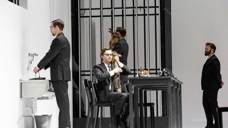 Michael Porter (Pong), Magnus Dietrich (Pang; sitzend), Liviu Holender (Ping; verdeckt), Erik van Heyningen (Ein Mandarin)