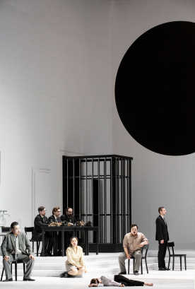 Inho Jeong (Timur), Guanqun Yu (Liù; auf den Stufen, Alfred Kim (Calaf), Ensemble