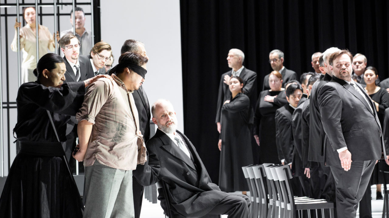 Alfred Kim (Calaf) Michael McCown (Kaiser Altoum; sitzend), Ensemble