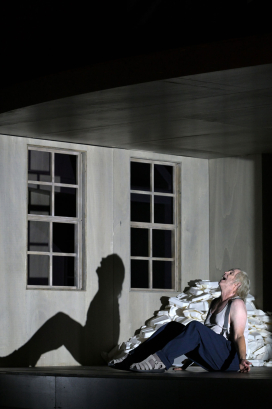 <em>(Sechs Monologe aus „Jedermann“)</em> Simon Neal (Jedermann)