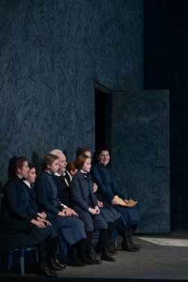 Franz Mayer (Le Bailli; in der Bildmitte), Florina Ilie (Sophie; rechts außen), Kinderchor der Oper Frankfurt