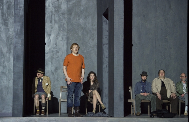 Martin Wölfel (Der Narr), Audun Iversen (Wozzeck) und Statisterie der Oper Frankfurt 