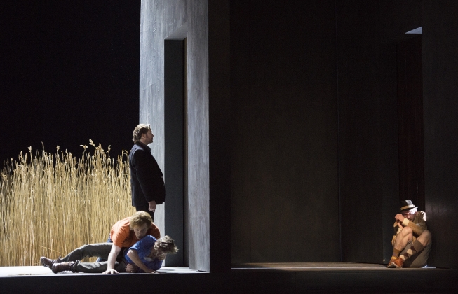 Martin Mitterrutzner (Andres), Audun Iversen (Wozzeck), Vincent Wolfsteiner (Tambourmajor) und Martin Wölfel (Der Narr)