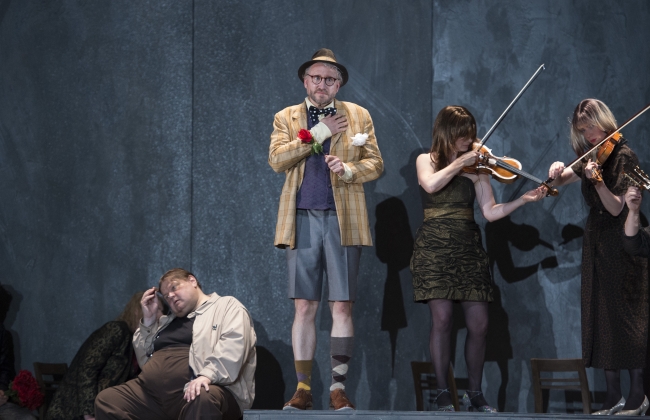 Martin Wölfel (Der Narr) und Ensemble