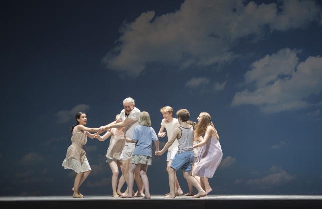 Martin Wölfel (Der Narr) und Kinderchor der Oper Frankfurt
