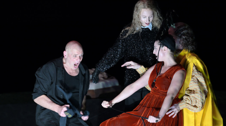 Bo Skovhus (The Protector), Iurii Iushkevich (The Boy; hinten), Cecelia Hall (Mary), Michael McCown (John)