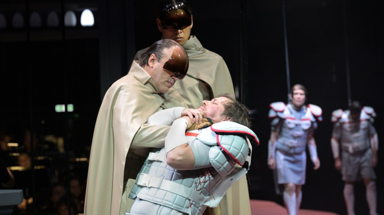 Peter Marsh (Soliman), Pete Thanapat (Osmin), Michael Porter (Gomatz; in weiß), Ensemble